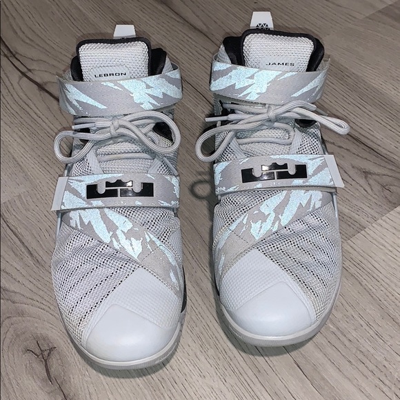 Nike Lebron Reflective Shoes - Picture 2 of 6